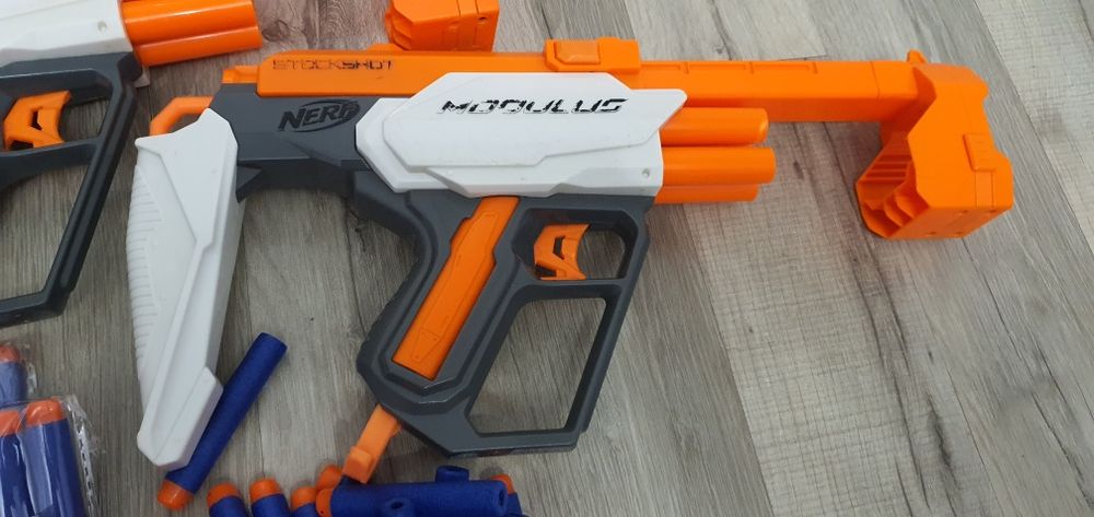 Dwa pistolety - wyrzutnie nerf plus strzałki