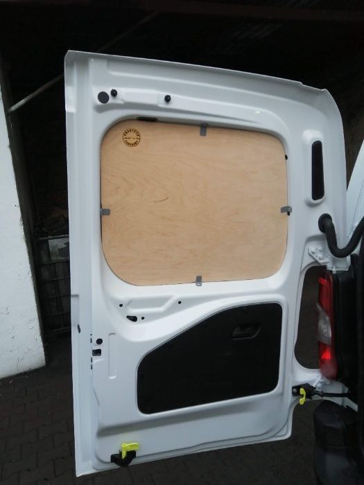 Zabudowa przestrzeni towarowej w Peugeot Partner Citroen Berlingo