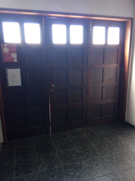 Porta de garagem em madeira de soupira