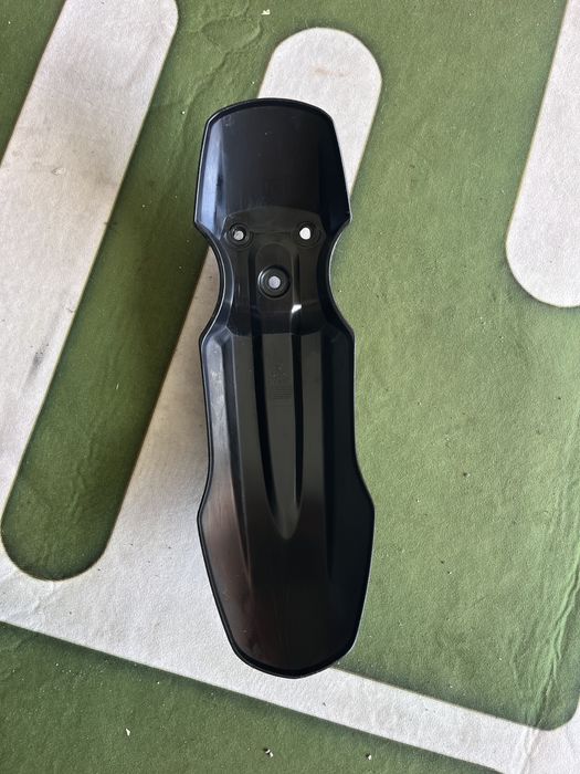 Guarda lamas preto em plástico