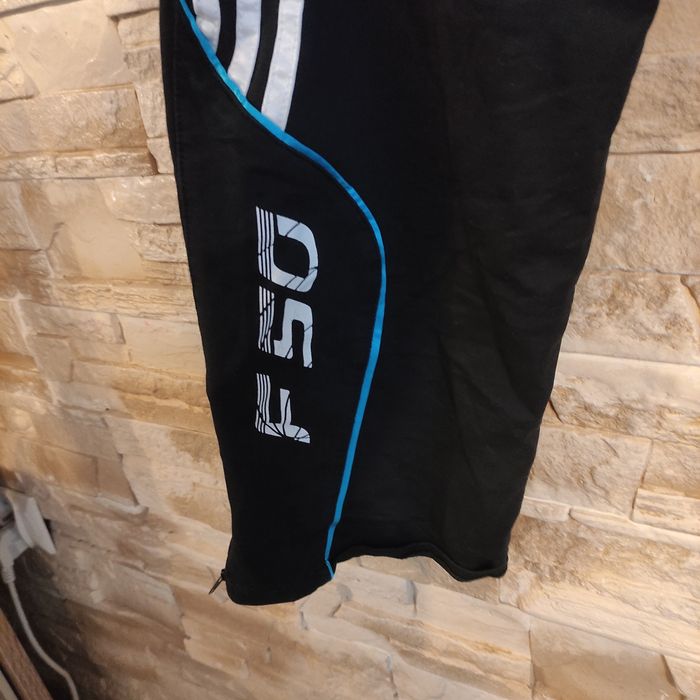 Spodnie dresowe Adidas.