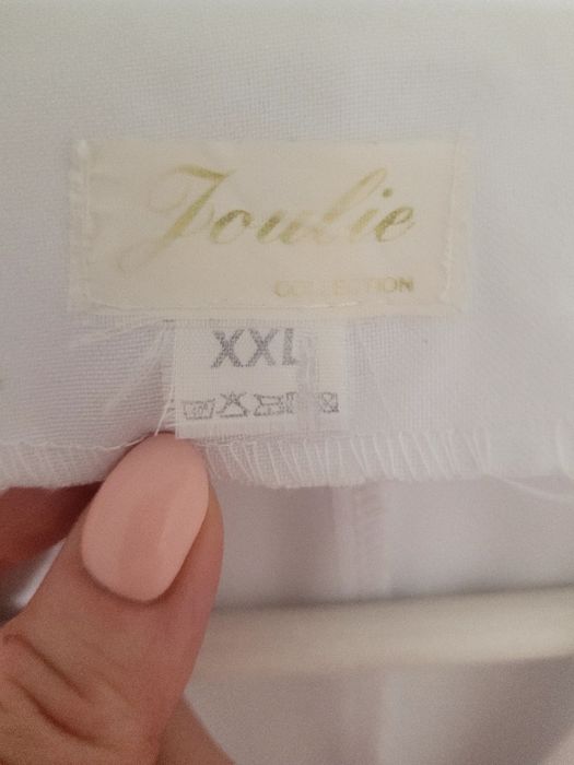 Elegancka biala bluzka ze stylowymi guzikami, rozm.xxl.