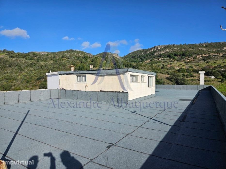Apartamento T1 com Vista Mar e Terraço na Vila de Sesimbra!