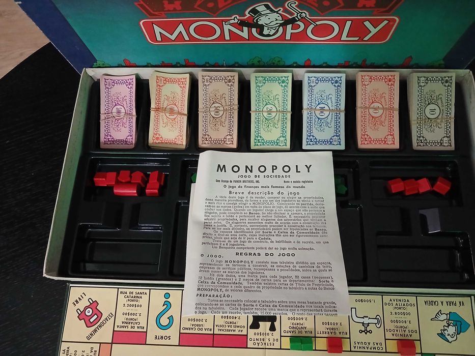 Jogo "Monopólio Deluxe" versão portuguesa clássica de 1961 com as notas ainda da moeda portuguesa o Escudo. Usado
