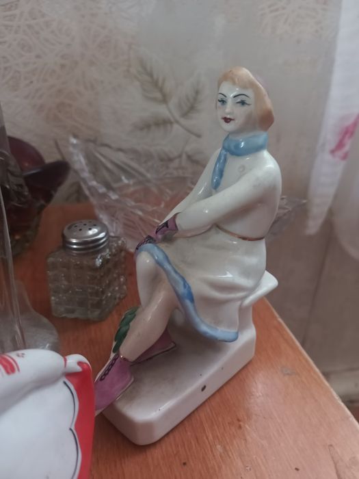 Фарфоровые статуэтки, хрусталь.
