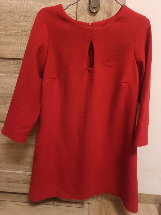 Damska czerwona sukienka na 3/4 rękaw z wycięciem marka Norbi