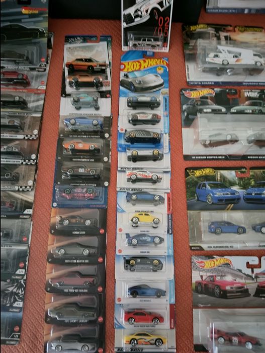 Coleção Diecast 1:64 (Hot Wheels, Pop Race, MiniGT, Tarmac)
