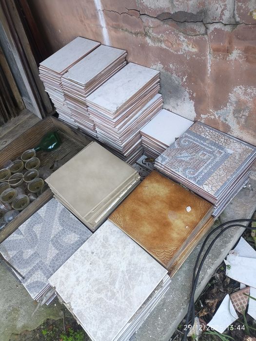 Lote de sobras de cerâmica e azulejos – vários modelos