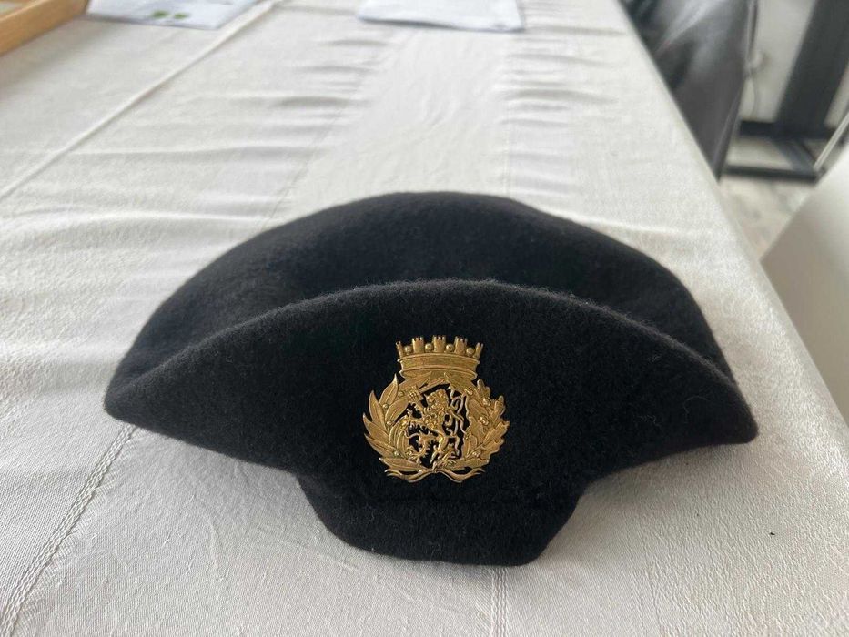 Boina negra com simbolo do Exército