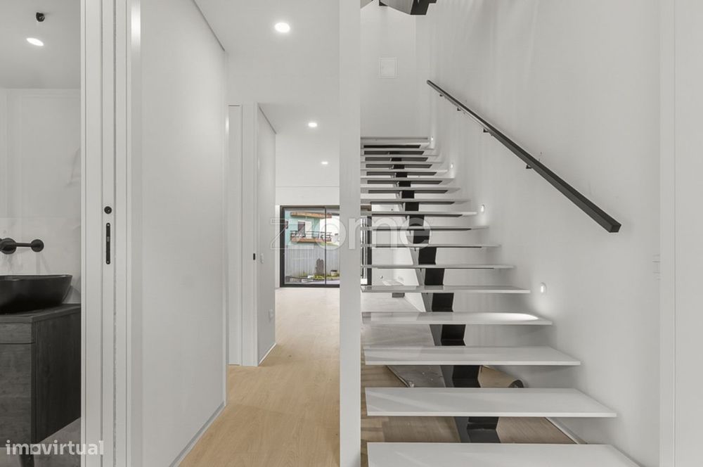 Moradia T5 com piscina na praia da Madalena