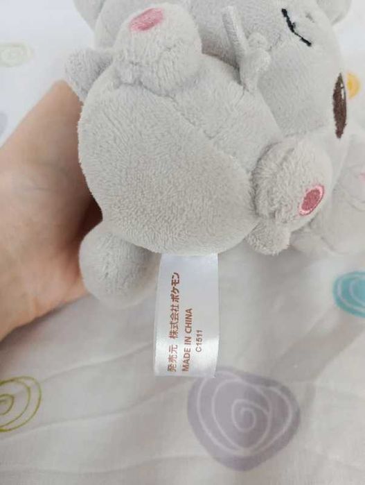 Pokémon peluche minccino da marca Pokémon center