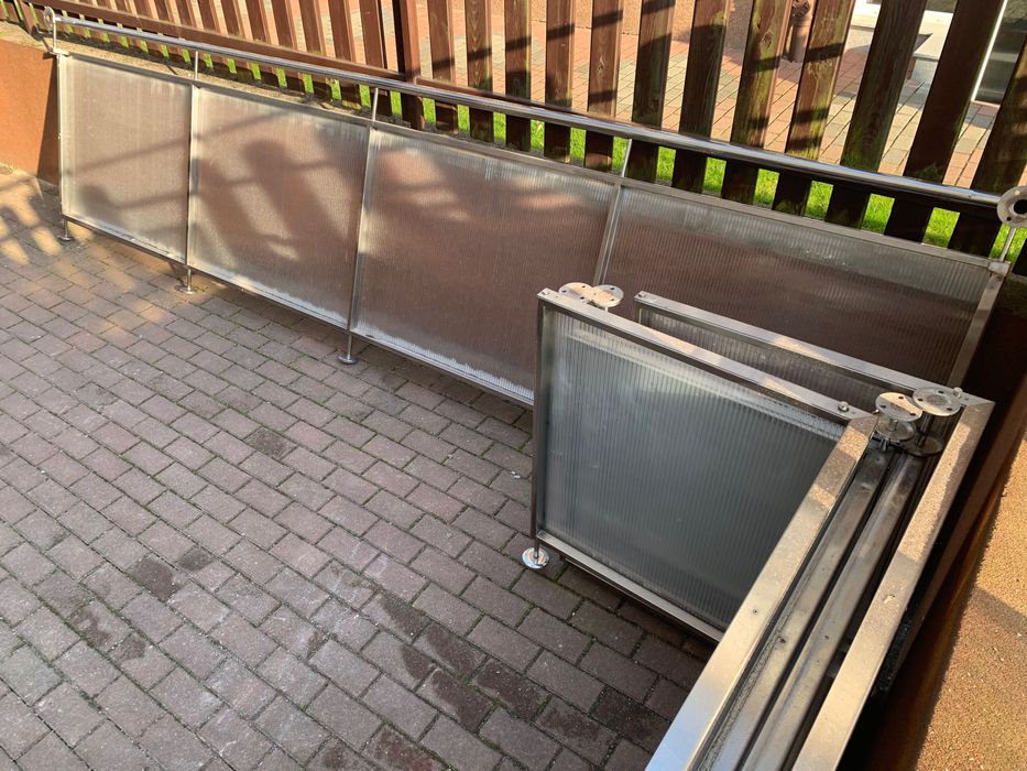 Balkony i balustrady ze stali nierdzewnej.