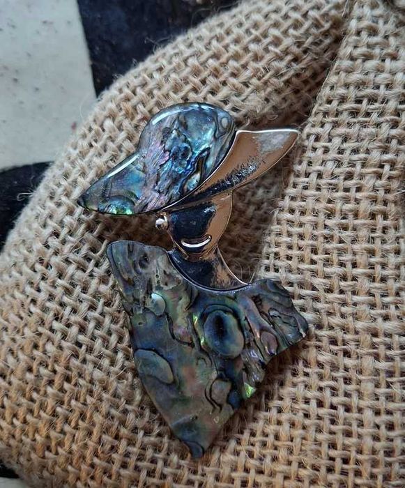 Duża broszka – Elegancka Dama w Kapeluszu, High Fashion – 6 cm