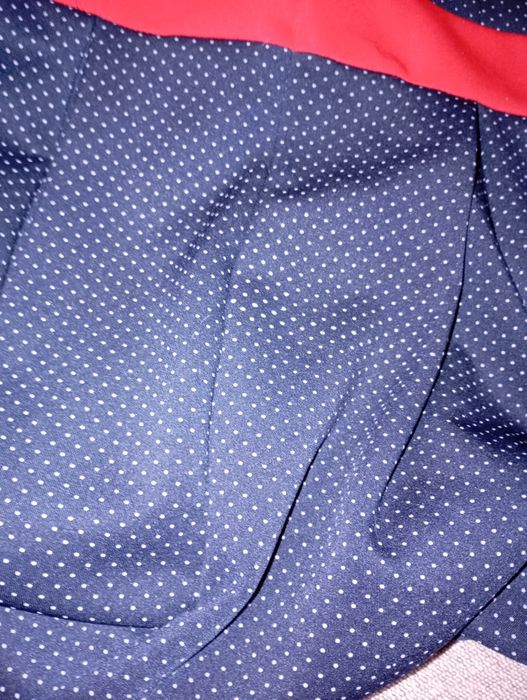 Letnia sukienka z czerwonym pasem