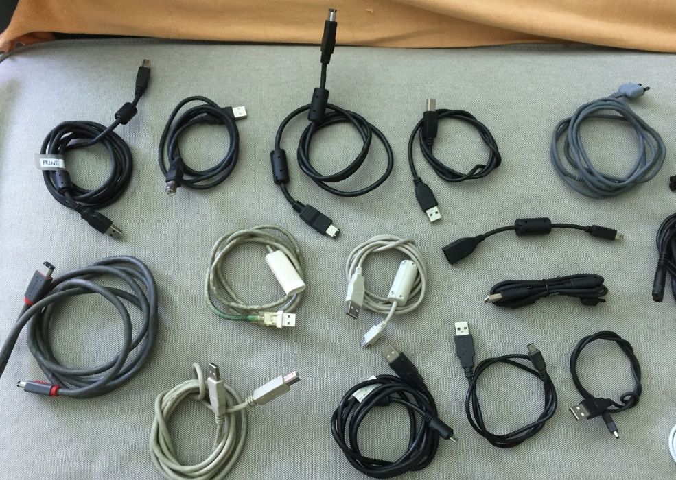 Cabos USB e mini-USB em excelente estado64284586396802121