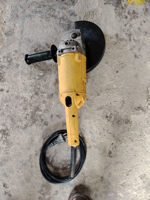 Rebarbadora DeWalt grande.