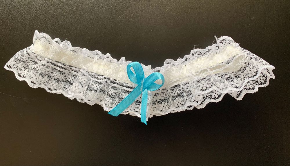 Biała koronkowa podwiązka ślubna na gumce z niebieską kokardką nowa