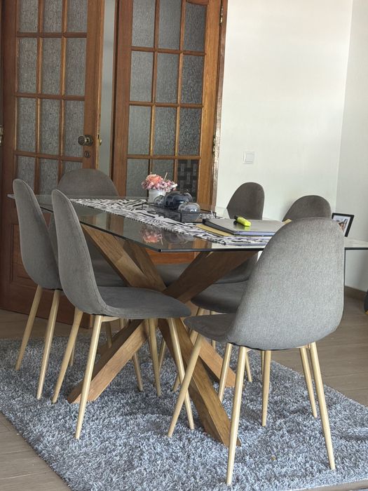 Mesa de jantar quasi nova pronta a usar