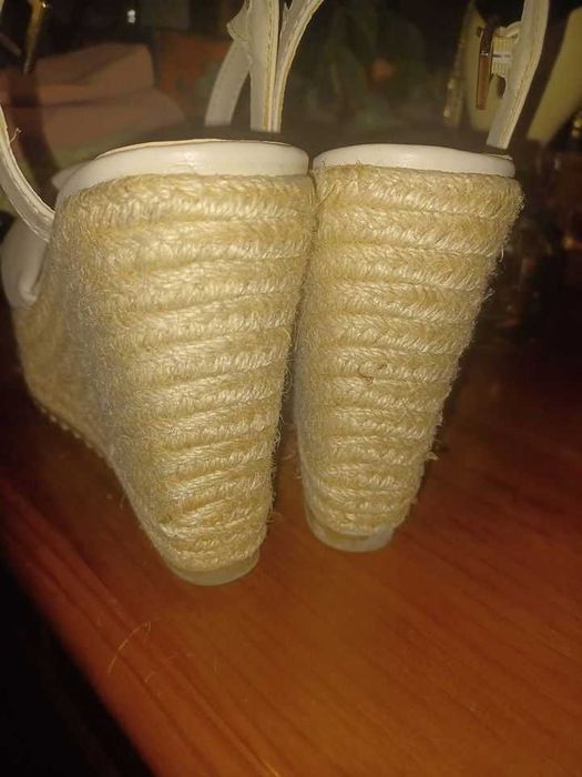 Sandálias de cunha da Stradivarius