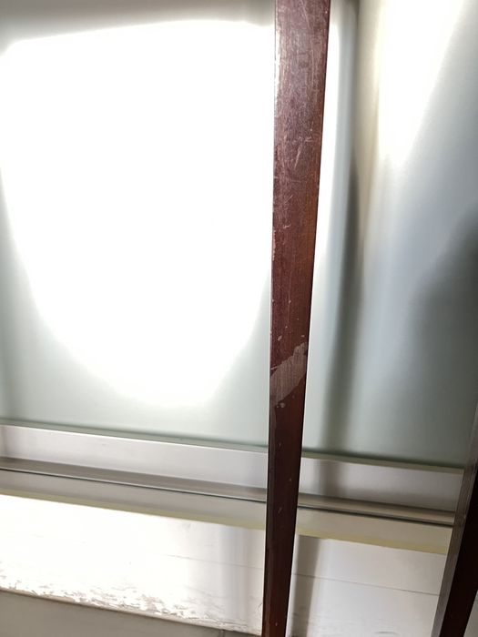 NEGOCIAVEL! 2 Mesinhas de apoio em madeira e com embutidos tipo inglês