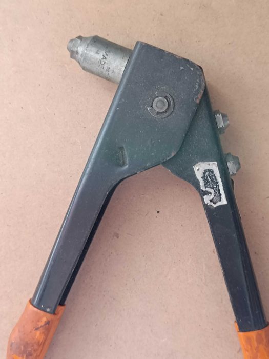 Ferramenta Rebitadora manual e Rebites