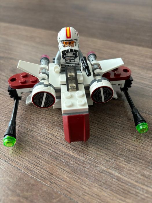 LEGO Star Wars # 75072
Microfighters ARC-170 Starfighter
[figurina pil