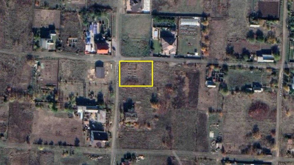 Ділянка з гаражем у гарному місці