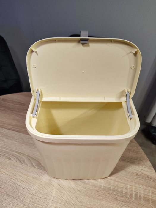 Kosz na śmieci na szafkę ścianę