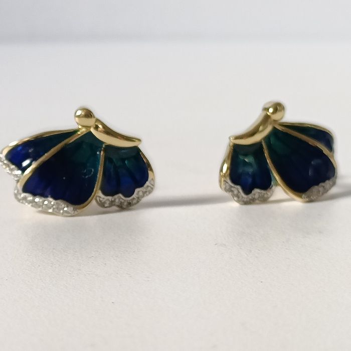 Złote kolczyki w kształcie Motyli