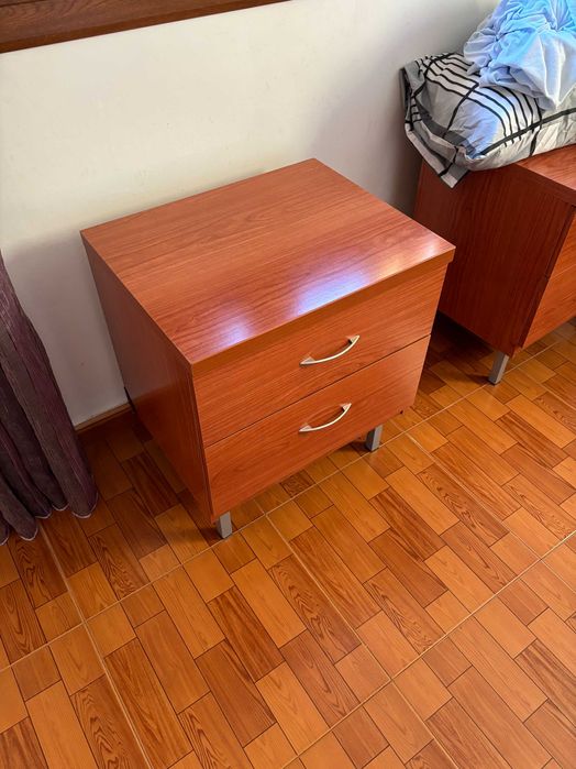 Duas mesas de cabeceira em bom estado