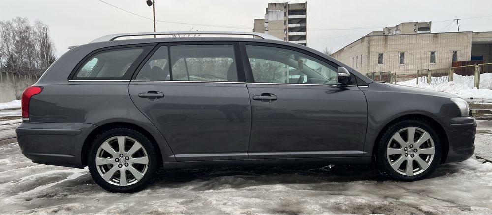 Продам автомобіль тойота авенсіс