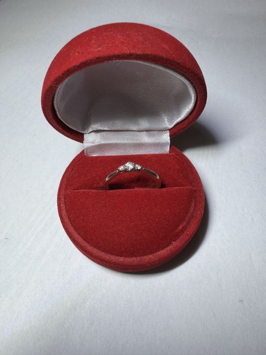 Золота каблучка 585 проби з діамантами 0,16ct  вага 2,20гр