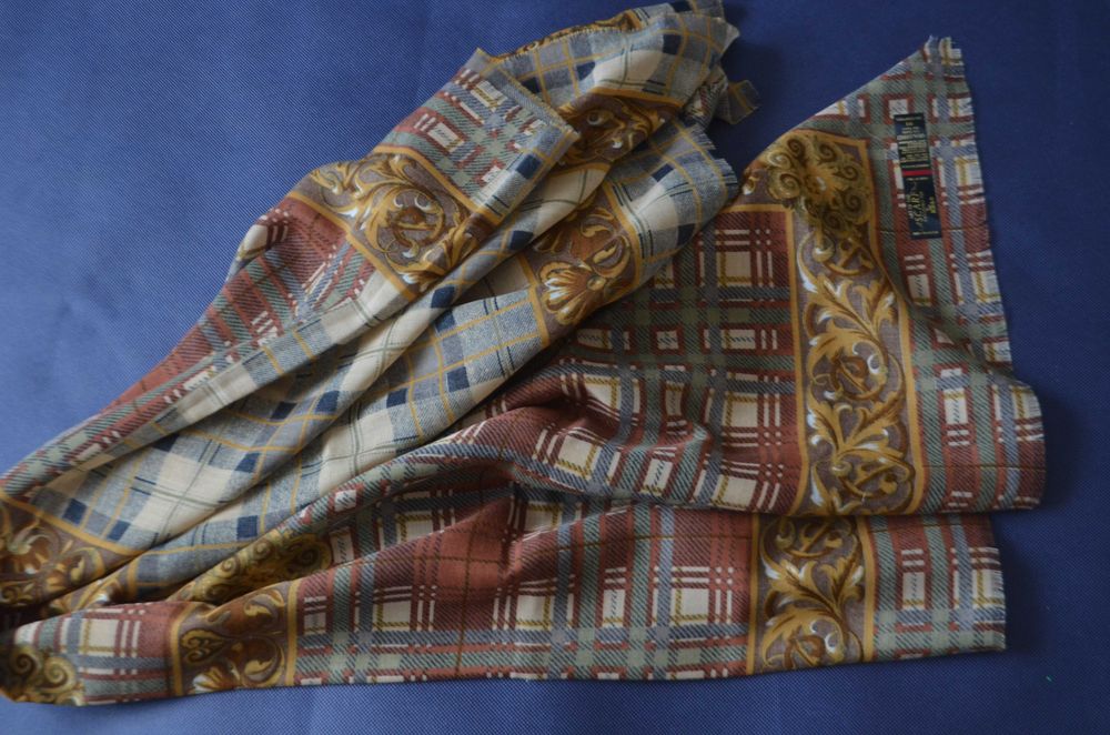 duża chusta apaszka nowa 1,16 cm x 1,16 cm Tie Rack Italia