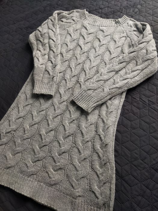 Długi sweter dzianinowy damski