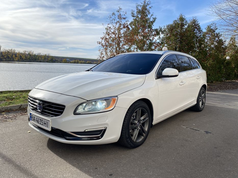 До вашої уваги авто В дуже гарному стані Сама надійна та безпечна ! Volvo V60 Т5 2.0і 16V 8АКПП Автомат ! 2015 р.в. (245 к.с.), По авто робить нічого не треба сів поїхав ! Любі СТО ! Авто знаходиться майже весь в рідній фарбі !Нова Зимова гума 2025року! Тільки поставив ! Сама Максимальна комплектація- люк, шкіряний салон, круїз контроль, 2-х зонний клімат контроль, підігрів сидінь, підігрів дзеркал, електро регулювання дзеркал, електро скло підйомники, мультикермо, підсилювач керма, регулювання керма по висоті, електро регулювання сидінь, пам’ять сидінь, датчик дощу, датчик світла, денні ходові вогні, центральний замок, круговий парктронік, система автопаркування, система контролю мертвих зон, штатна мультимедійна аудіосистема, Bluetooth, GPS, ABS, ESP, Airbag, привід - передній, вид палива - бензин, витрата палива - 6.4л/100км • Максимальна швидкість - 250 км/год • ! По Документах повний порядок любий Вид переоформлення!
