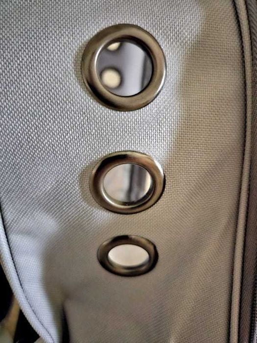 Mochila para transporte de cães, gatos e aves de pequeno porte.