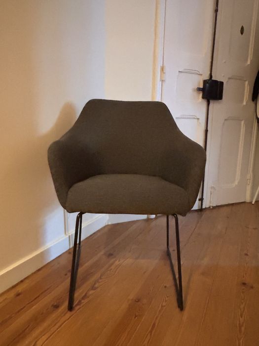 Cadeira IKEA TOSSBERG (Cinzento Escuro / Pernas Pretas) – Bom Estado