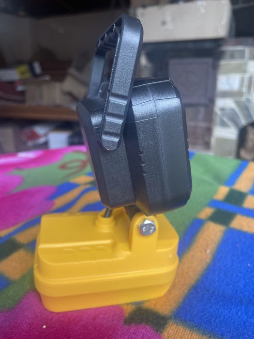 Лампа яскрава прожектор та павербанк на акум dewalt нова якісна надійн