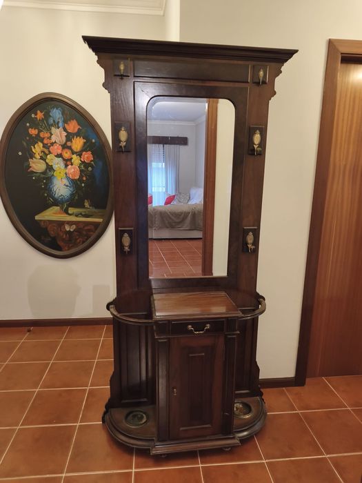 Movel aparador antigo em Nogueira