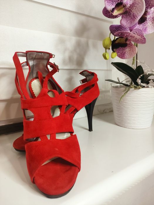 Buty damskie  na obcasie.