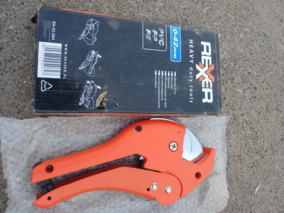 Труборез по пластиковым трубам . Новый .