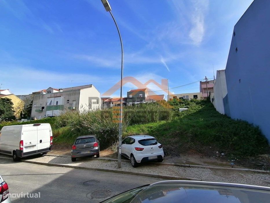 Land plot with feasibility for constructing a building comprising twelve residential units, s...