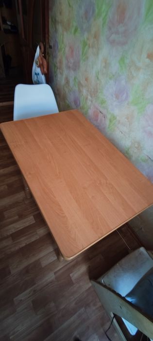 Стіл та стільці для кухні