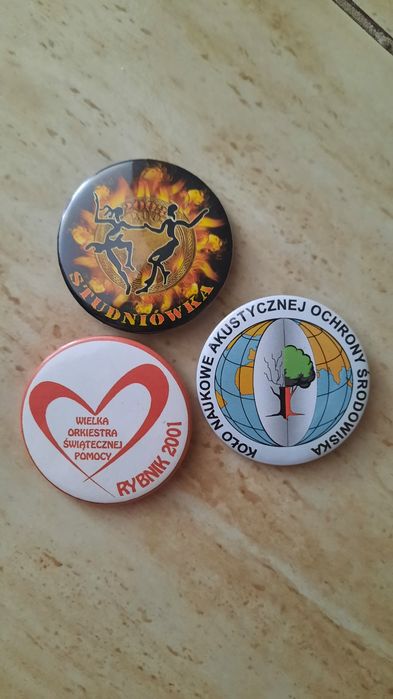 Przypinki z początków lat 2000nych