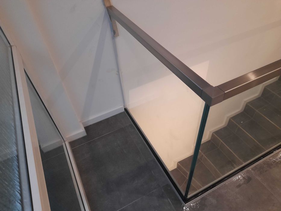 Szklo do balustrady 8.8.2 , 2100mm dlugosc i 1000mm wysokosc sprzedam.