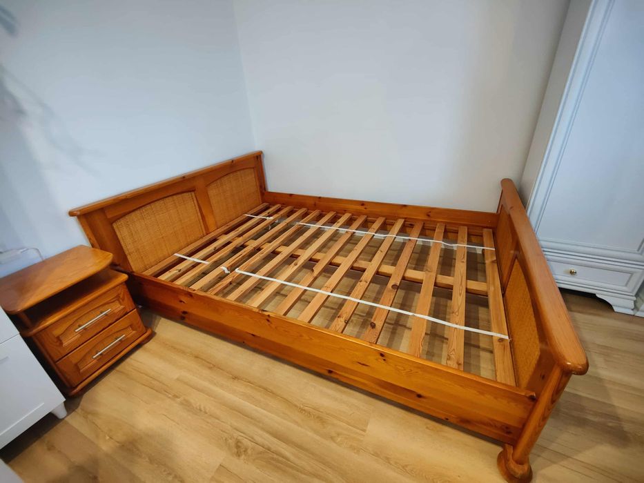 Łóżko z mocnego drewna, solidne, z elementami ratanu, z stolikiem