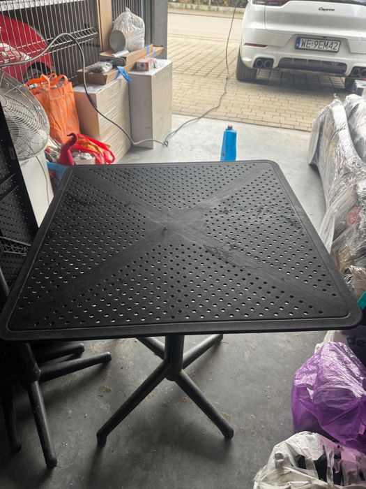 Krzesła i stół ogrodowe