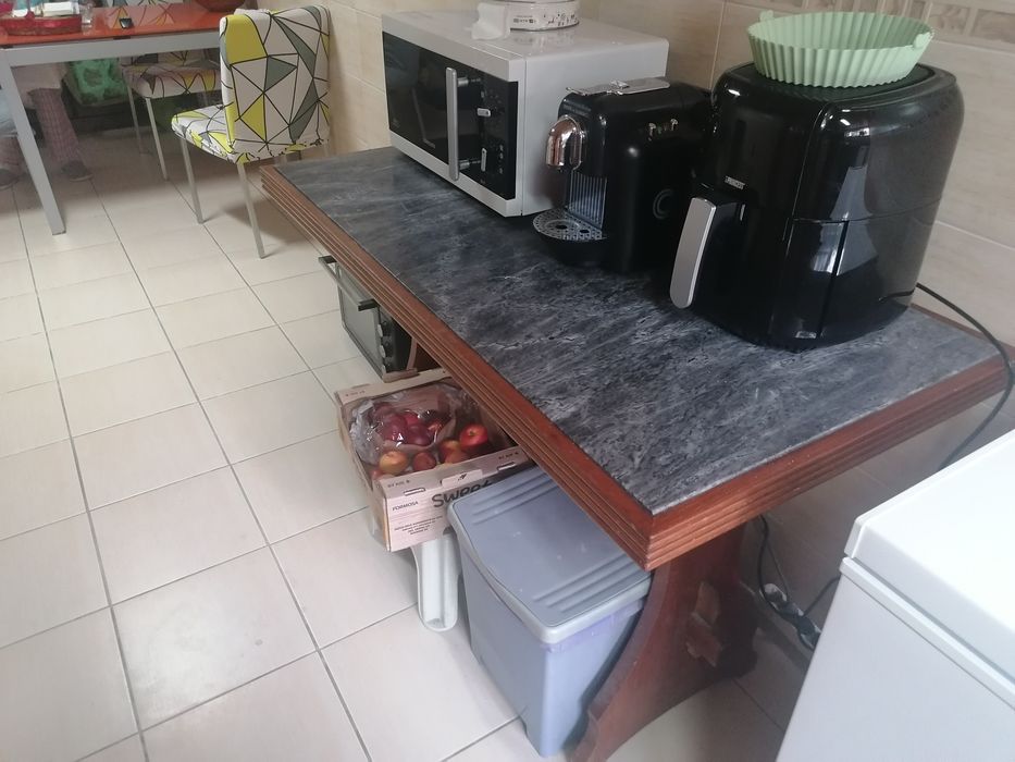 Mesa de mármore e de madeira