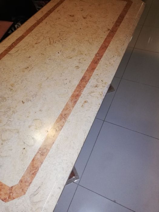 Mesa de sala em mármore rosa