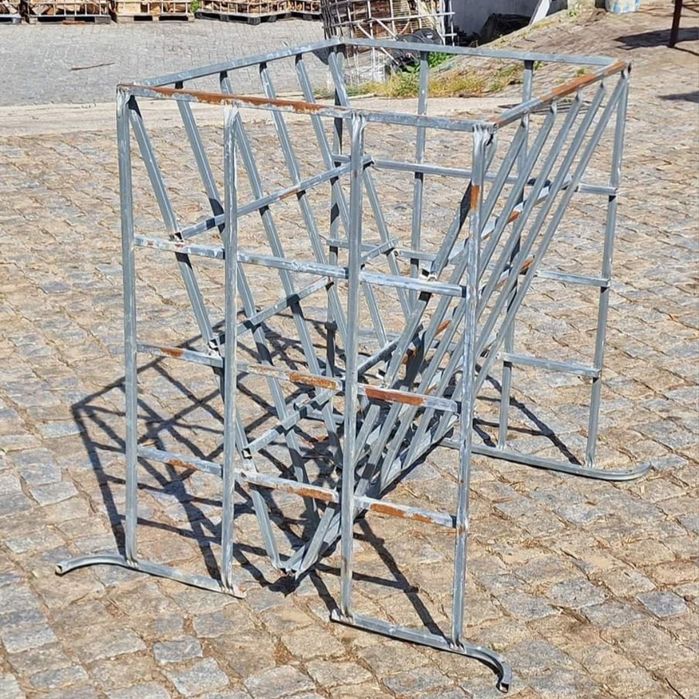 Comedouro / Feneiro para cabras ovelhas e outros animais